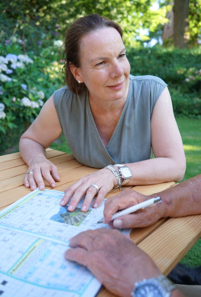 Anne Heitkämper beim Rätseln mit einem ihrer Senioren