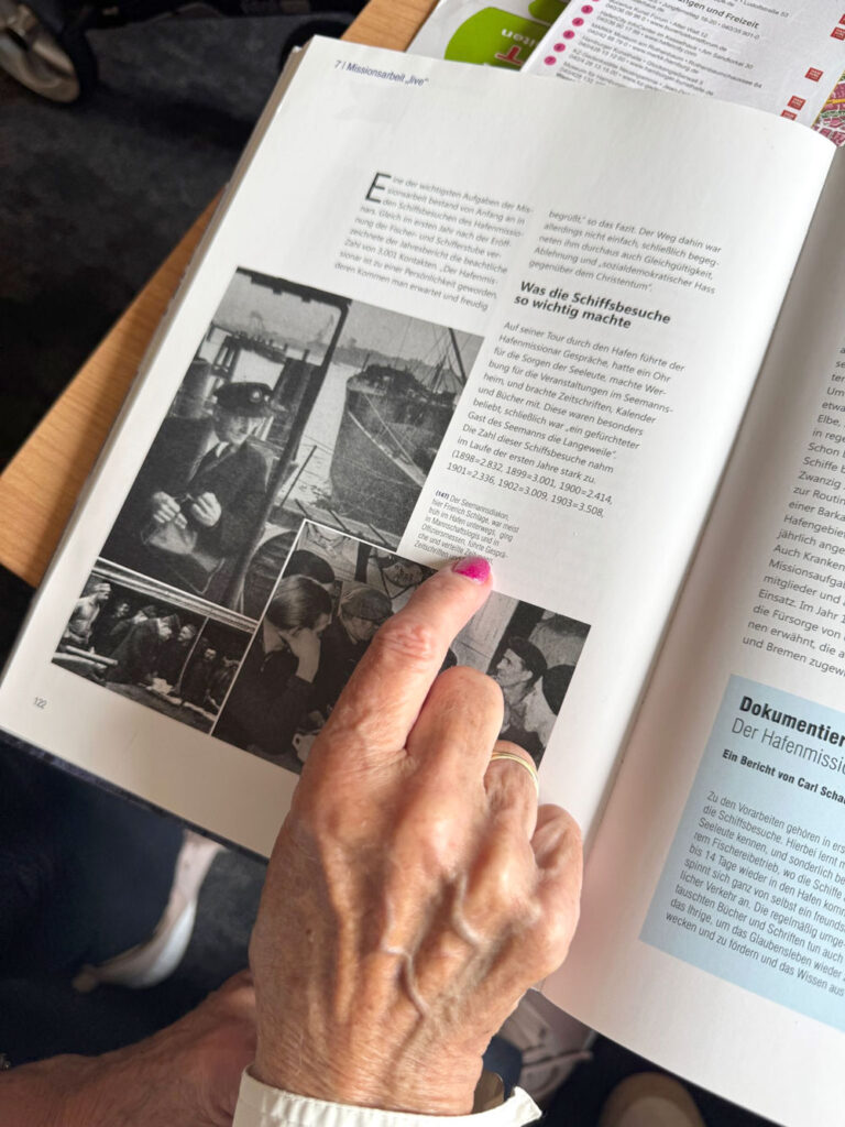 Ein Symbol-Bild für eine Zeitreise mit einer Seniorin